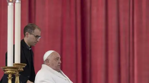 Papież Franciszek podczas mszy dla przedstawicieli służb mundurowych na placu Świętego Piotra