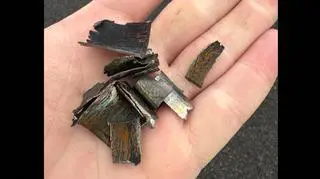 Metalowe odłamki rozsypane na australijskiej autostradzie