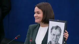 22.10.2025 r. Swiatłana Cichanouska w Parlamencie Europejskim ze zdjęciem Andrzeja Poczobuta