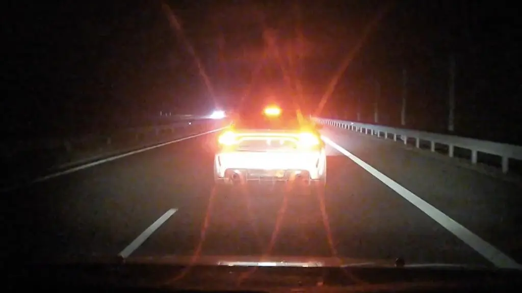 Oślepiał długimi światłami, hamował tuż przed maską. Nagranie