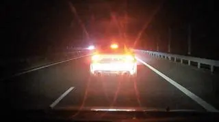 Hamował tuż przed maską