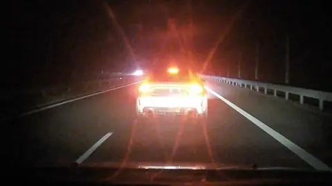 Hamował tuż przed maską