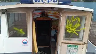Zniszczył i podpalił łódź ratowników