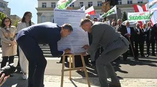 Karol Nawrocki i Tomasz Obszański na konferencji pod pomnikiem Wincentego Witosa w Warszawie
