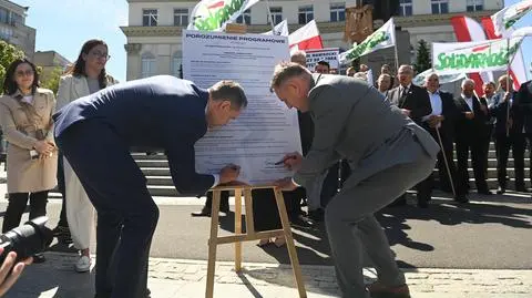 Karol Nawrocki i Tomasz Obszański na  konferencji pod pomnikiem Wincentego Witosa w Warszawie