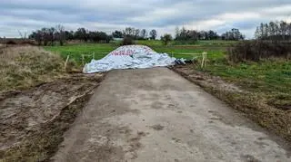 Część odpadów została uprzątnięta. Inne zostały przykryte plandeką 