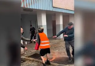 Spryskali pomarańczowym proszkiem historyczną bramę Stoczni Gdańskiej