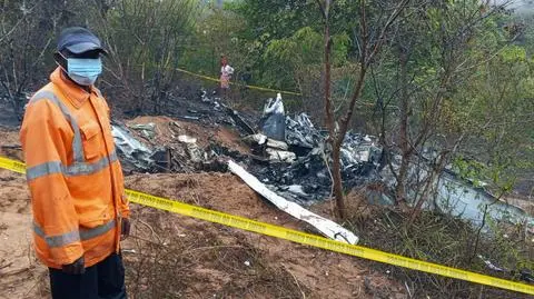 Szczątki małego samolotu, który rozbił się niedaleko Mombasy w Kenii