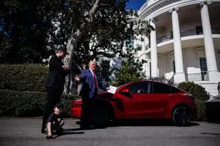 Donald Trump i Elon Musk przed Białym Domem 