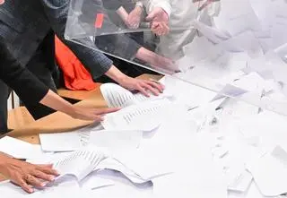 Zaskakujące zmiany wyników w komisjach. Ekspert o możliwym powodzie 