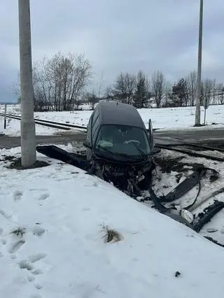 Samochód wjechał pod pociąg 