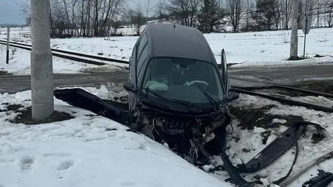 Samochód wjechał pod pociąg 