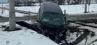 Wjechał na tory wprost pod nadjeżdżający pociąg