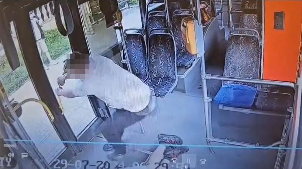 Mężczyzna próbował wydostać się z autobusu