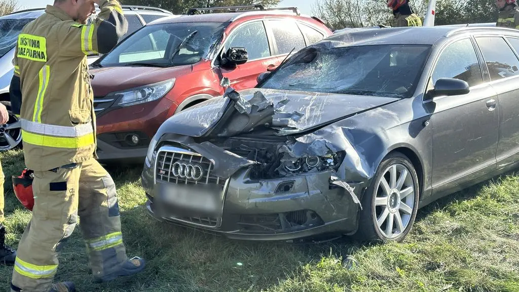 Awionetka spadła na samochody