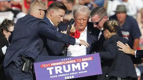 Moment ataku na wiecu Trumpa. Nagranie 