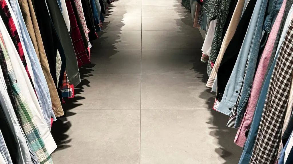 sklep ubrania odziez shutterstock_2610788259