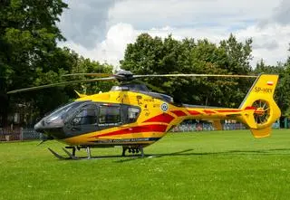 Uderzyła w drzewo, lądował śmigłowiec. Kierująca i nastoletni pasażer w szpitalu