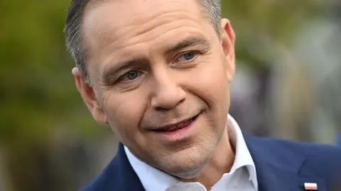Karol Nawrocki przed dworcem stacji kolejowej Gdańsk Wrzeszcz