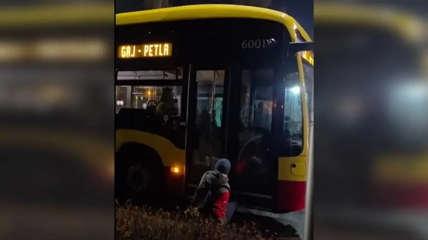 Awantura w autobusie, pasażer z nogą przytrzaśniętą w drzwiach