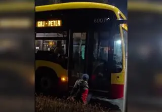 Awantura w autobusie, pasażer z nogą przytrzaśniętą w drzwiach