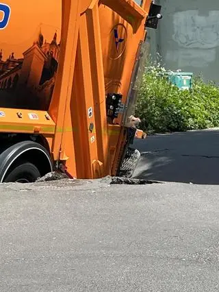 Asfalt zapadł się pod śmieciarką w Krakowie