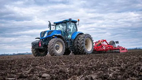 traktor rolnictwo pole shutterstock_2433630571