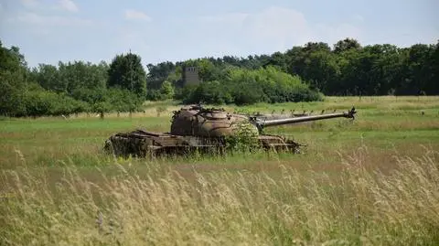 Wrak czołgu T-55 na poligonie w Biedrusku