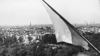 Berlin, 2 maja 1945 roku. Kapitulacja Niemiec. Nad ruinami Berlina powiewała m.in. polska flaga