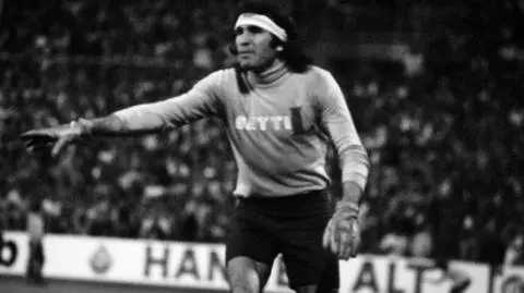 Nie żyje legendarny argentyński bramkarz. Zmienił sposób gry na tej pozycji