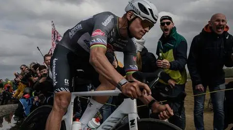 Rzucił bidonem w twarz kolarza, teraz przeprasza. "Wypiłem trochę za dużo"