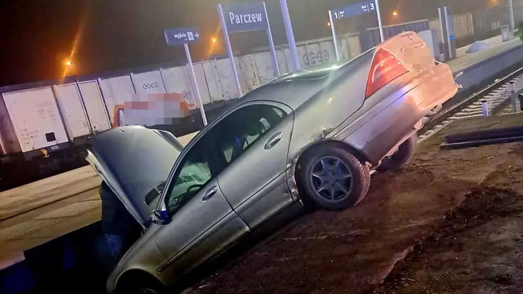 Zawisł autem na rampie 