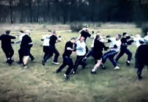 "Były śmierci, ciężkie okaleczenia". Kto chodzi na kibolskie bijatyki?