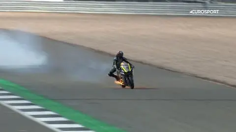 Motocykl zapalił się w trakcie jazdy. Zawodnik musiał zeskakiwać w biegu