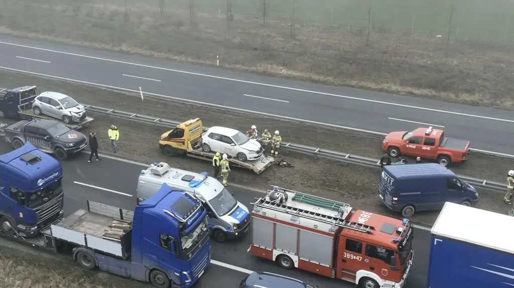 Na miejscu wypadków i kolizji działają służby