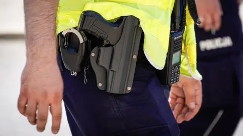 Podejrzany odjechał z policyjną bronią w samochodzie