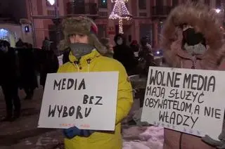 Polacy protestują na znak solidarności z niezależnymi mediami