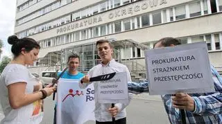 Klub Młodych Solidarnej Polski zorganizował happening pod budynkiem krakowskiej prokuratury