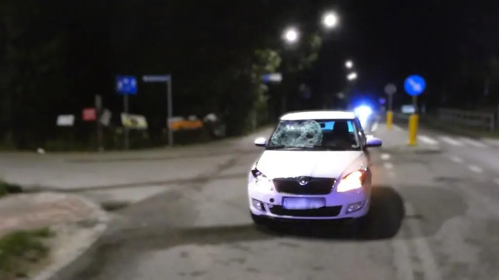 16-latek wjechał hulajnogą w bok samochodu