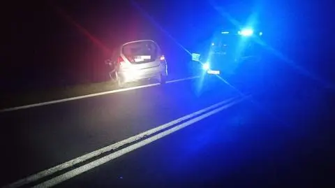 Auto zawisło na skarpie 