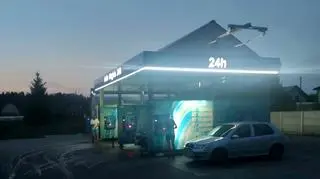 Policjanci zauważyli poszukiwanego na jednej z myjni samochodowych