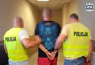 Na schodach leżała zakrwawiona kobieta. Jej partner uciekł