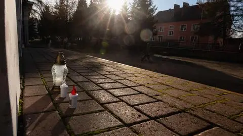 Znicze przed szkołą podstawową nr 10 w Jeleniej Górze