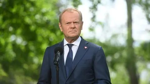 Premier Donald Tusk podczas konferencji. Premier ogłosił decyzję o powołaniu dotychczasowego ministra ds. Unii Europejskiej Adama Szłapki na stanowisko rzecznika rządu