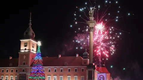 Reporter TVN24 Paweł Łukasik na Placu Zamkowym w Warszawie. Mieszkańcy spotkali się tam, by wspólnie świętować