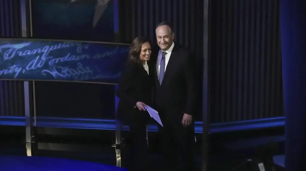 Kamala Harris i Doug Emhoff po debacie w Filadelfii
