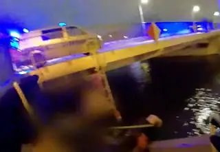 Usłyszeli wołanie o pomoc i krzyk. 21-latek tonął w Odrze. Nagranie