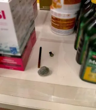 Mężczyzna zostawił w aptece lufkę i marihuanę