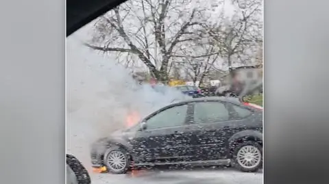 Pożar auta przed trasą S8. Nagranie