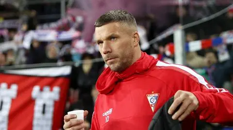 Podolski śmieje się z brutalnego faulu. "Pozdrawia idiota z Zabrza"